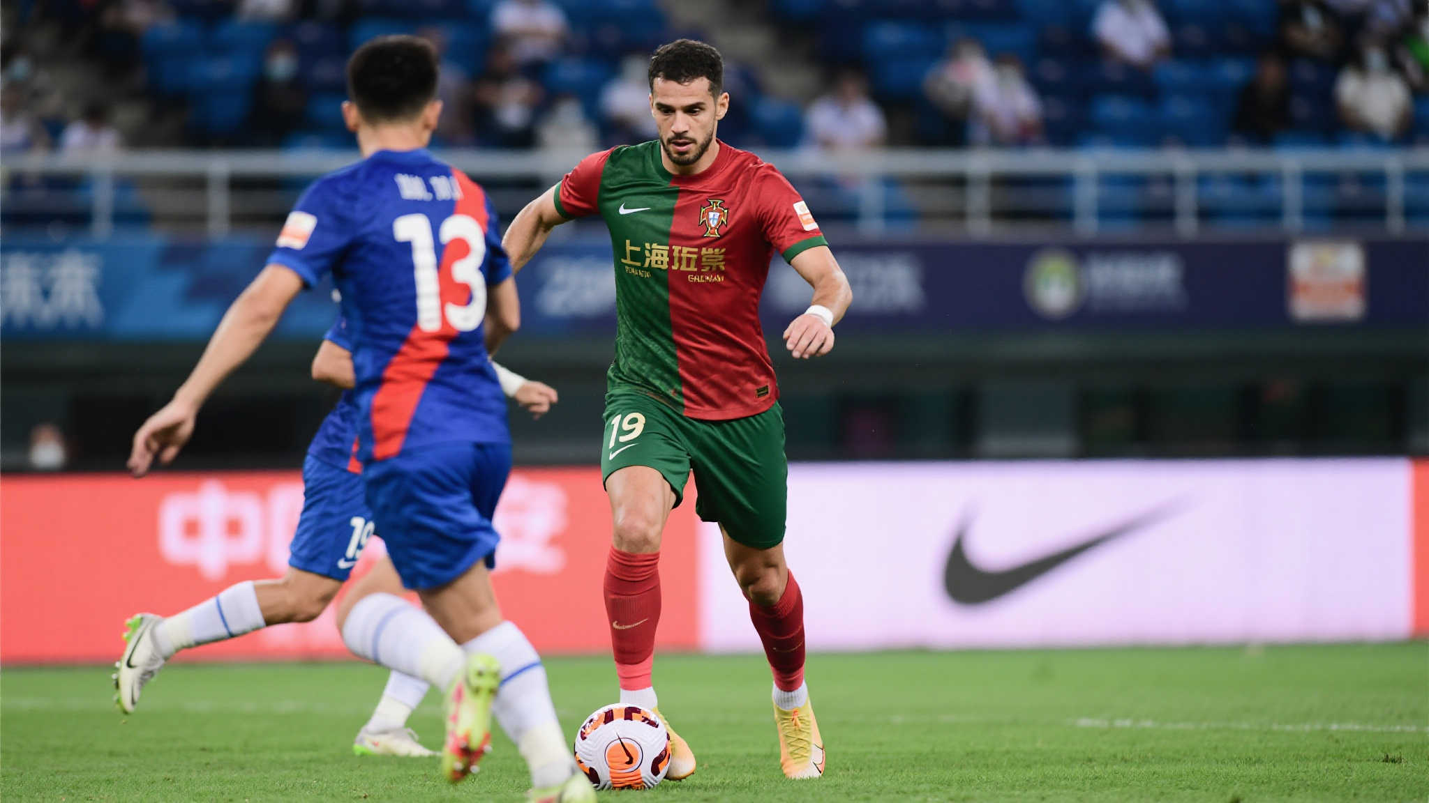 与此同时，上海申花也没有落后。他们同样祭出了王牌—